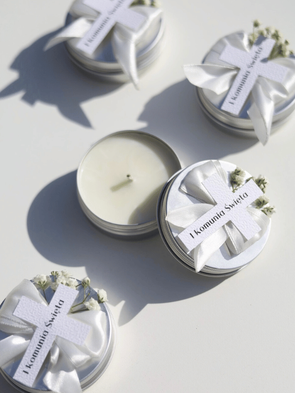 Świeca w metalowym pojemniku