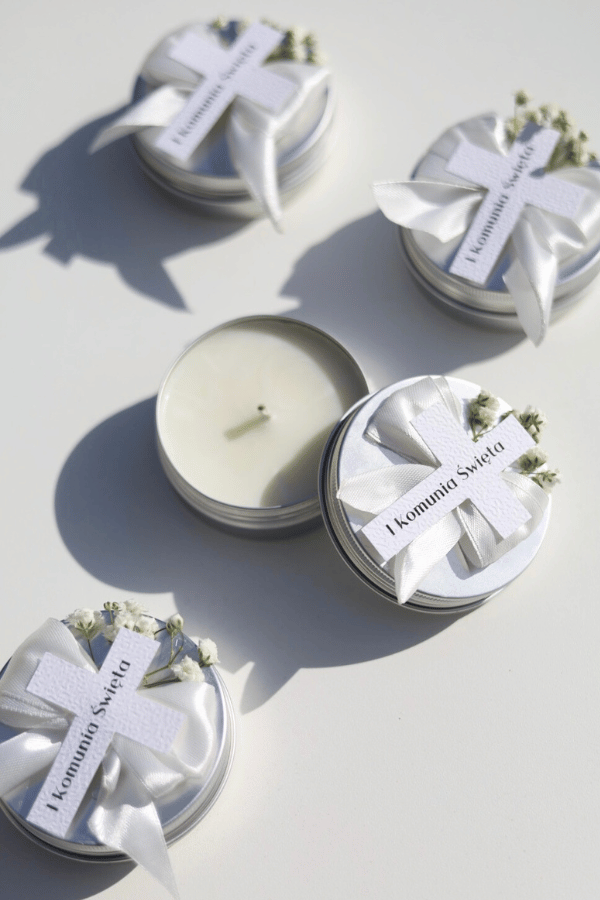 Świeca w metalowym pojemniku